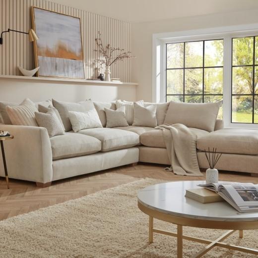 Give your living room the ultimate makeover with our Metro corner unit! 🙌🏽 Included in our Wint...