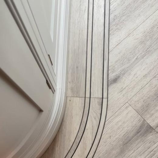 A floor with impact! 😍 Did you know we can customise your Amtico flooring to enhance certain featu...